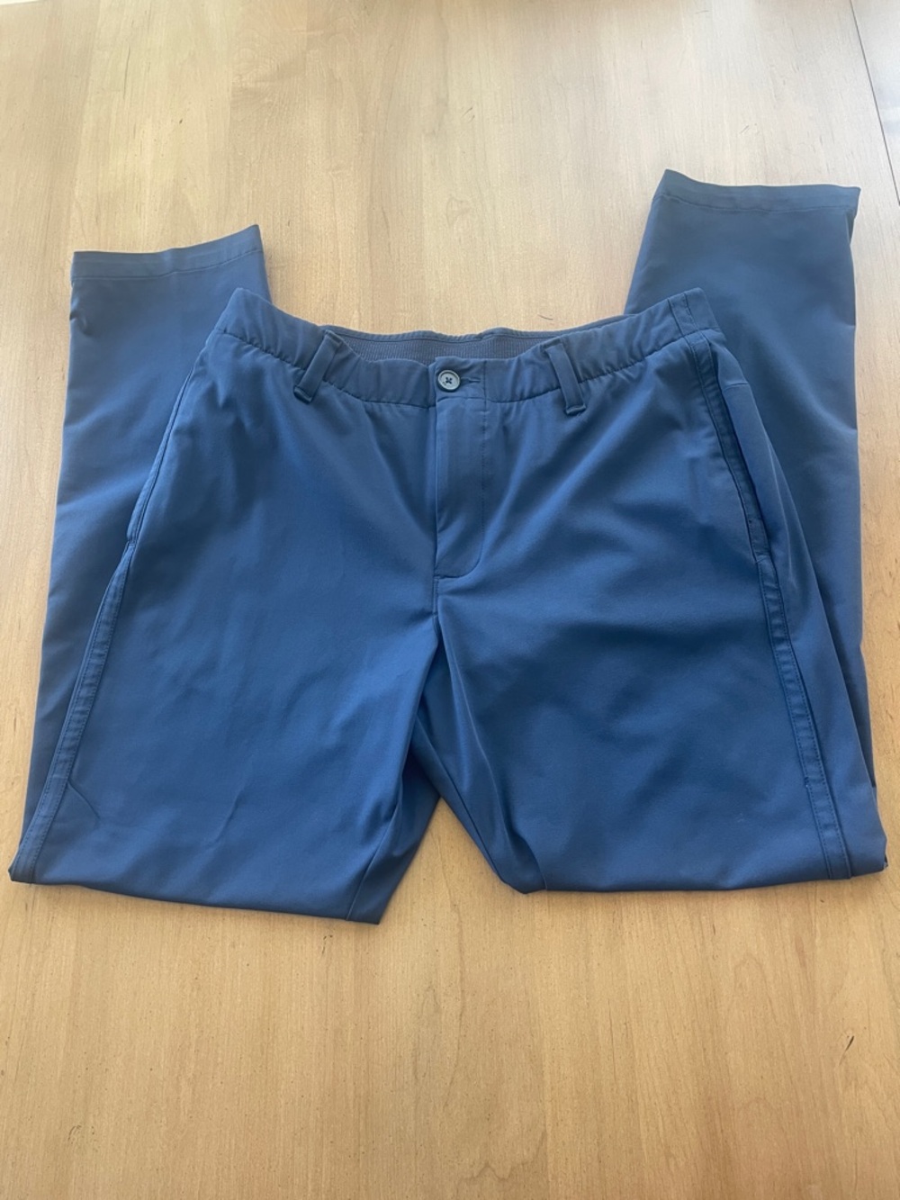 34/30 Under Armour golf/casual navy golf pants. Slight fading over zipper area.